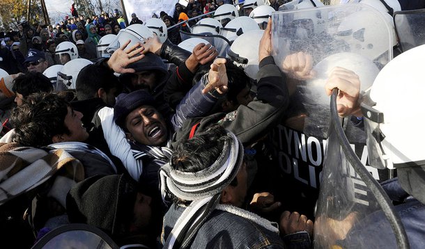 Imigrantes e polÃ­cia grega entram em confronto perto de Idomeni. 2/12/2015. REUTERS/Alexandros Avramidis