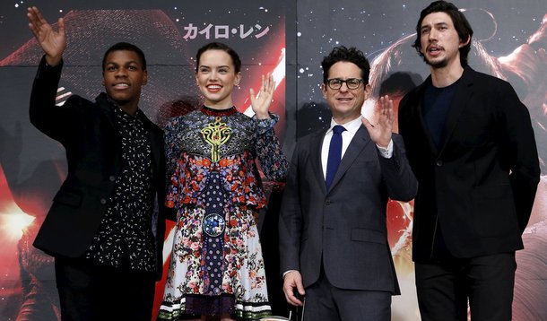 Diretor de Star Wars, Abrams (2º à direita), e atores Boyega, Ridley e Driver durante evento no Japão. 11/12/2015. REUTERS/Yuya Shino