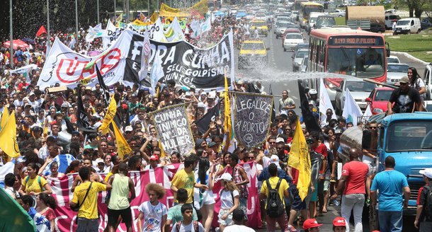 Brasília- DF 13-11-2015 Foto Lula Marques/Agência PT UNE, UBs , MST, e movimentos socias durante passeata em defesa da democracia da petrobras e fora Cunha.