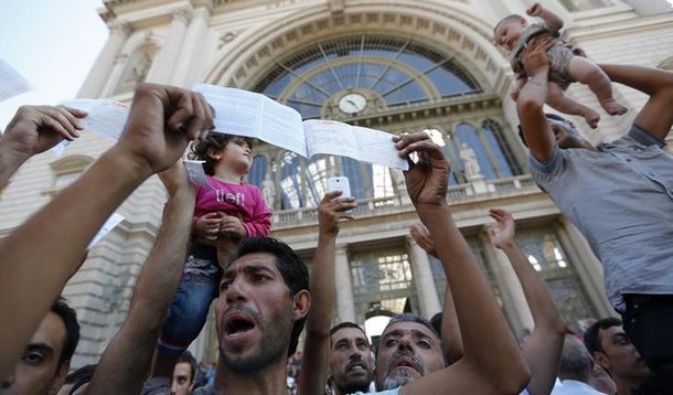 Imigrantes mostrando bilhetes em frente estação de trem em Budapeste. 01/09/2015 REUTERS/Laszlo Balogh