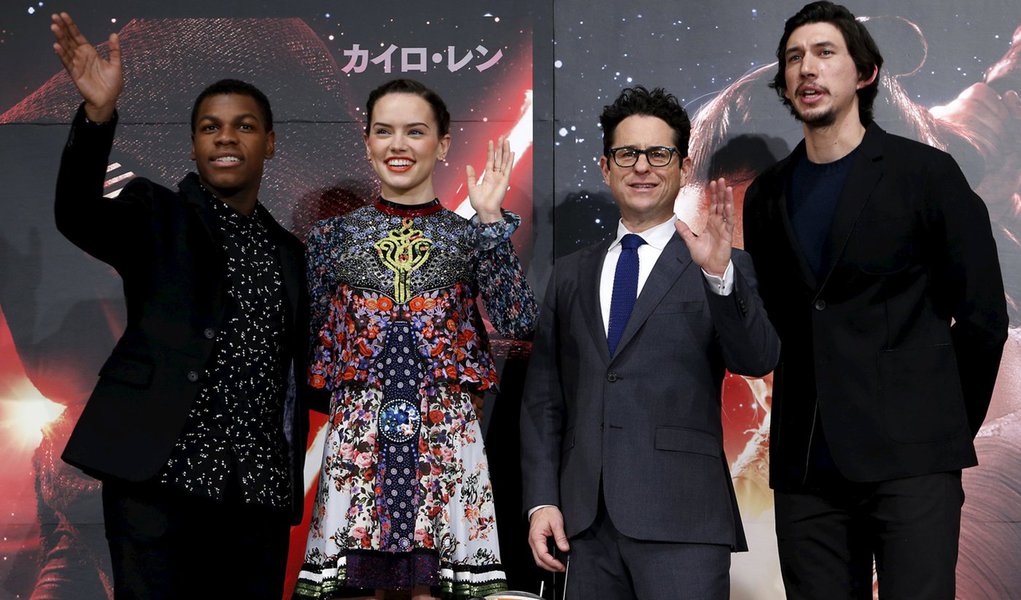 Diretor de Star Wars, Abrams (2º à direita), e atores Boyega, Ridley e Driver durante evento no Japão. 11/12/2015. REUTERS/Yuya Shino