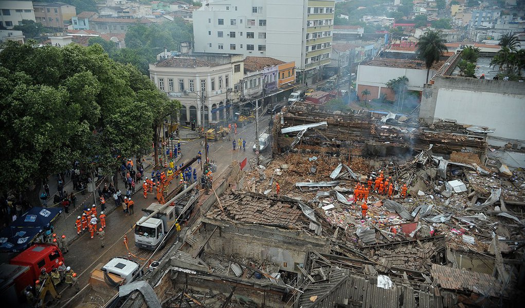 Rio de Janeiro - Explosão em um edifício de dois andares em São Cristóvão atingiu dois restaurantes, uma farmácia e 11 quitinetes localizadas em uma vila no fundo do prédio (Tânia Rêgo/Agência Brasil)
