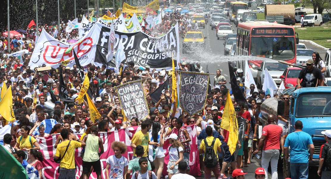 Brasília- DF 13-11-2015 Foto Lula Marques/Agência PT UNE, UBs , MST, e movimentos socias durante passeata em defesa da democracia da petrobras e fora Cunha.