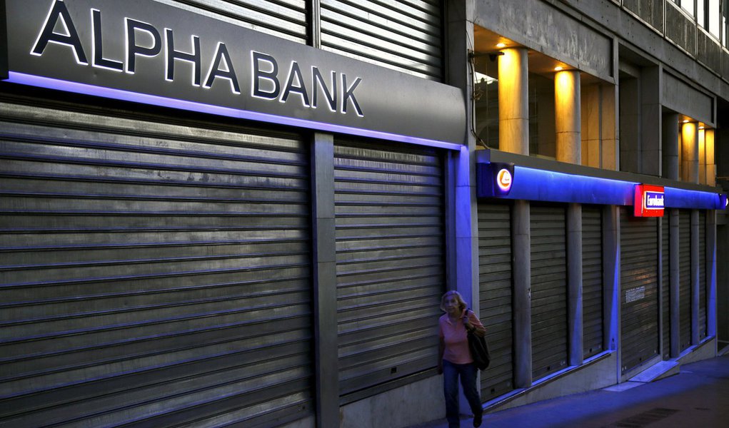 Mulher passa por bancos fechados em Atenas. 12/07/2015 REUTERS/Yannis Behrakis