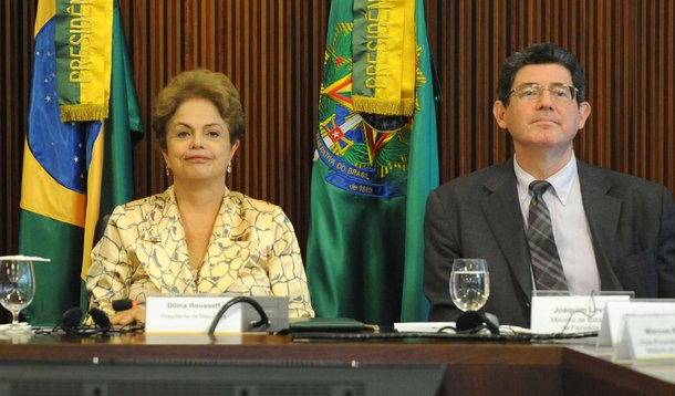 Presidenta Dilma Rousseff e os ministros Aloizio Mercadante (Casa Civil) e Joaquim Levy (Fazenda), recebem o presidente da Anfavea, Luiz Moan Yabiku Junio, e dirigentes das empresas associadas (Jos� Cruz/Ag�ncia Brasil)