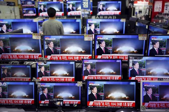 Televisores exibem reportagem sobre teste nuclear da Coreia do Norte em loja de Seul. 06/01/2016 REUTERS/Kim Hong-Ji