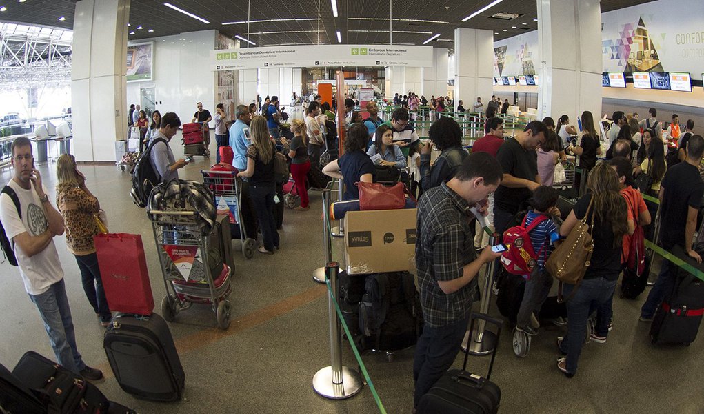 Movimentação intensa no Aeroporto Juscelino Kubitschek (Marcelo Camargo/Agência Brasil)