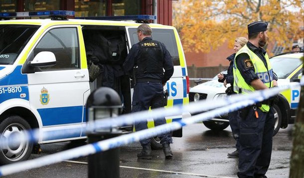 Policiais cercam escola onde homem marcarado atacou, em Trollhattan. 22/10/2015. REUTERS/Bjorn Larsson Rosvall/TT News Agency