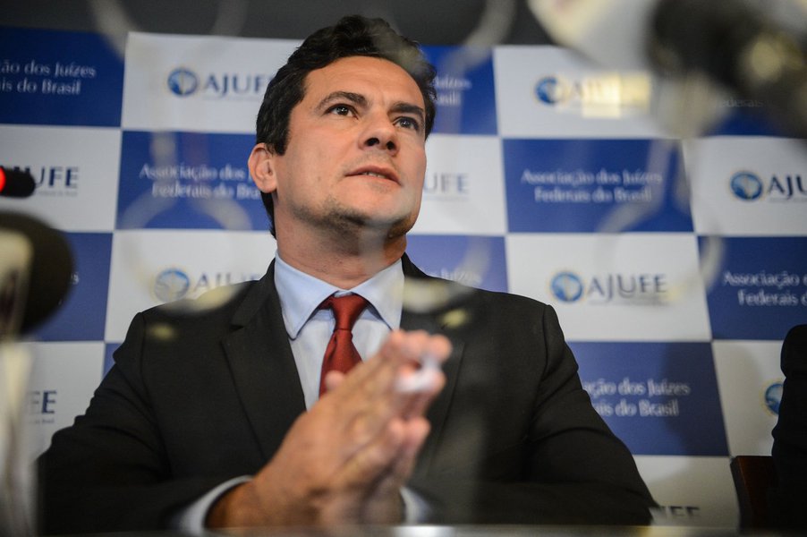 Brasília- DF- Brasil- 07/04/2015-  O juiz federal Sérgio Moro participa de apresentação de um conjunto de medidas contra a impunidade e pela efetividade da Justiça, na sede Associação dos Juízes Federais do Brasil (Fabio Rodrigues Pozzebom/Agência Brasil)