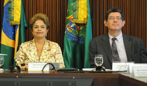 Presidenta Dilma Rousseff e os ministros Aloizio Mercadante (Casa Civil) e Joaquim Levy (Fazenda), recebem o presidente da Anfavea, Luiz Moan Yabiku Junio, e dirigentes das empresas associadas (José Cruz/Agência Brasil)