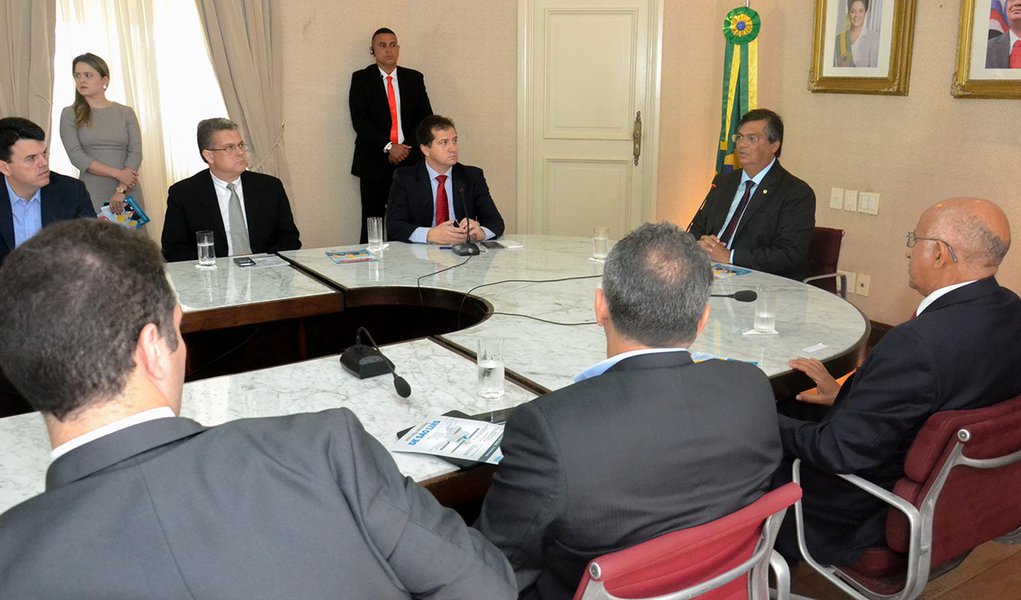 Governador Flávio Dino, ao lado do secretário Simplício Araújo, do presidente da Fiema, Edílson Baldez, e da classe empresarial durante solenidade de lançamento do Novo Distrito Industrial de São Luís. Foto: Karlos Geromy/Secom