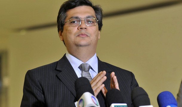 Bras�lia - O presidente da Embratur, Fl�vio Dino, fala com a imprensa ap�s encontro com a ministra-chefe da Casa Civil, Gleisi Hoffmann, e com o ministro da Justi�a, Joz� Eduardo Cardozo