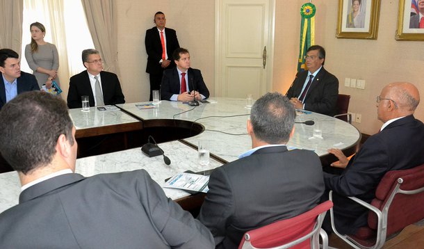 Governador Flávio Dino, ao lado do secretário Simplício Araújo, do presidente da Fiema, Edílson Baldez, e da classe empresarial durante solenidade de lançamento do Novo Distrito Industrial de São Luís. Foto: Karlos Geromy/Secom