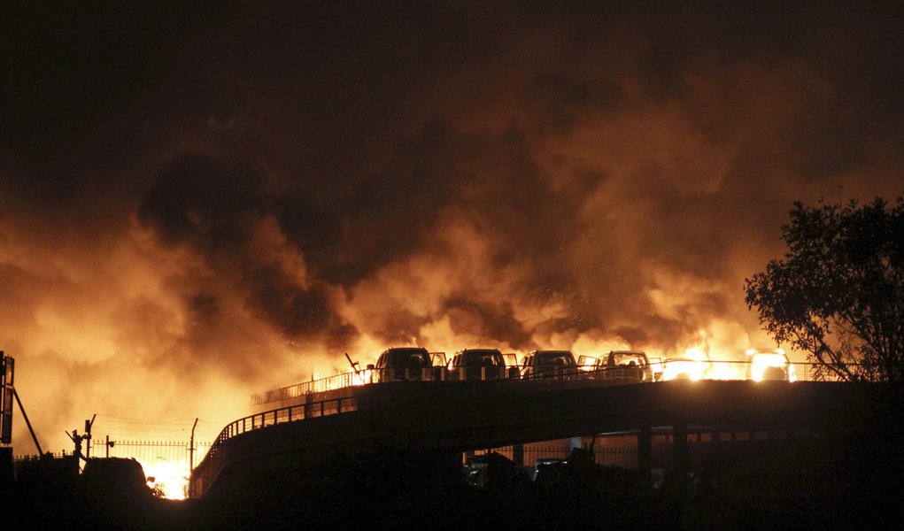 Veículos queimam após explosões em Tianjin, na China, nesta quarta-feira. 13/08/2015 REUTERS/Stringer