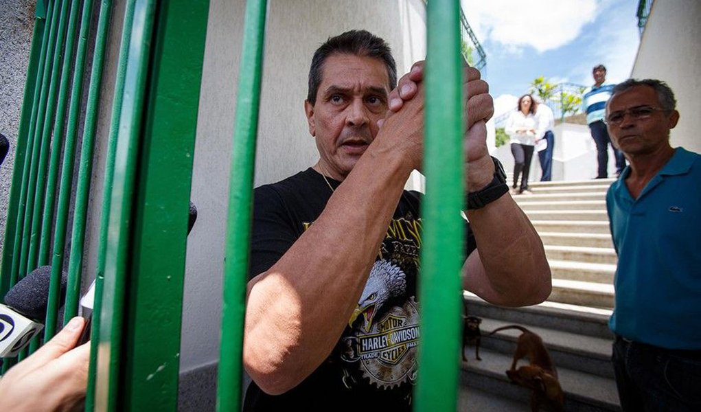  Ex-deputado Roberto Jefferson mostra o mandado de prisÃ£o em sua casa, no Rio