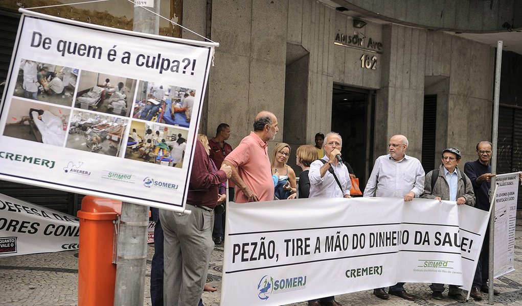O Conselho Regional de Medicina do Estado do Rio de Janeiro (Cremerj), realiza em frente à Secretaria Estadual de Saúde ato público para denunciar a situação crítica da saúde pública no estado (Tânia Rêgo/Agência Brasil)