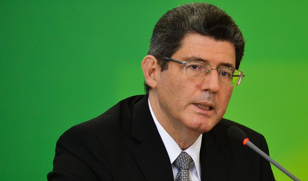 Os ministros da Fazenda, Joaquim Levy; e do Planejamento, Nelson Barbosa; anunciam cortes no Orçamento durante coletiva (Valter Campanato/Agência Brasil)