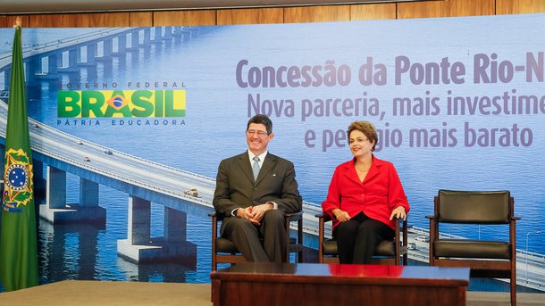 Brasília - DF, 18/05/2015. Presidenta Dilma Rousseff durante cerimônia de assinatura do contrato de concessão da Rodovia BR-101/RJ - Ponte Rio-Niterói. Foto: Roberto Stuckert Filho/PR.