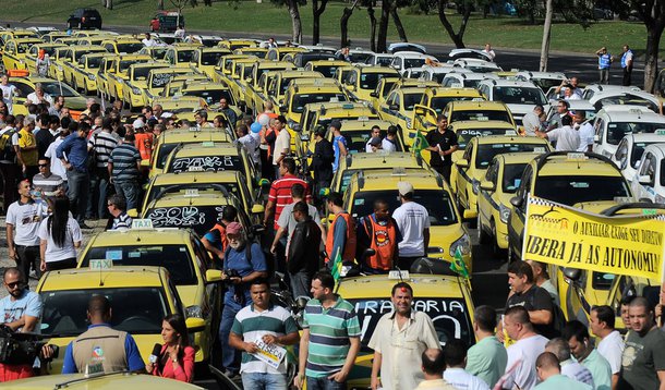 Os taxistas do munic�pio do Rio de Janeiro fazem uma grande manifesta��o contra o aplicativo de carona remunerada Uber em frente ao Monumento aos Pracinhas, no Parque do Flamengo (T�nia Reg�/Agencia Brasil)