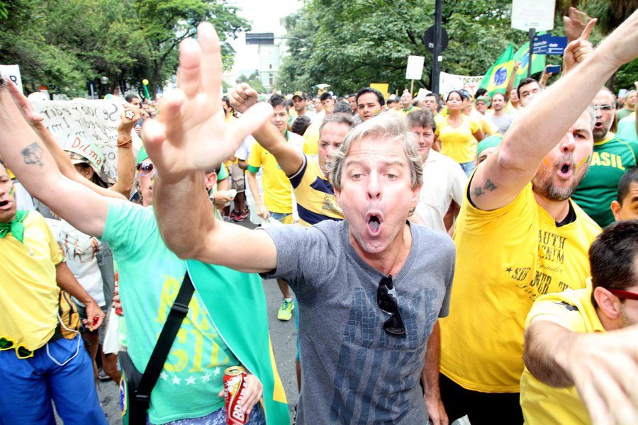 Fotos Publicas .Credito Marcelo Sant Anna/15/03/2015.Cidade Belo Horizonte - Local: Praça da Liberdade, manifestação ato contra governo Dilma e corrupção na Petrobras.