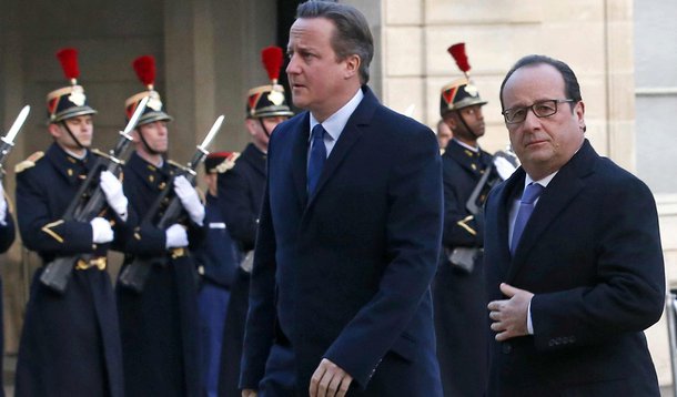 Primeiro-ministro britânico, David Cameron (esquerda), e presidente da França, François Hollande, durante encontro em Paris. 23/11/2015 REUTERS/Eric Gaillard