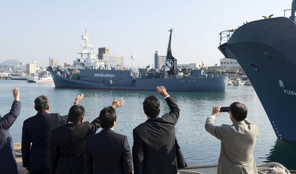 Frota baleeira japonesa vista no porto da cidade de Shimonoseki. 01/12/2015 REUTERS/Kyodo