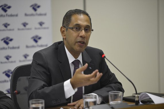 O chefe do Centro de Estudos Tributários e Aduaneiros da Receita Federal, Claudemir Rodrigues Malaquias, divulga estudos do órgão para subsidiar a discussão da reforma do ICMS (José Cruz/Agência Brasil)