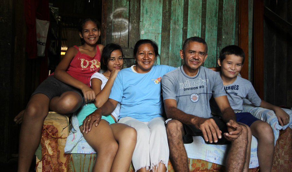 Boa Vista, RR - 24 de fevereiro de 2011. A benefici�ria do Bolsa Fam�lia, Maria Juzeuda Nascimento, com esposo e filhos. Foto: Ana Nascimento-MDS