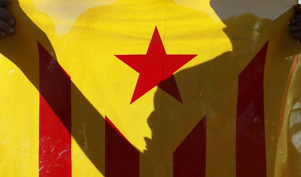 Bandeira separatista catalÃ£ vista durante manifestaÃ§Ã£o em Barcelona. 22/11/2015 REUTERS/Albert Gea