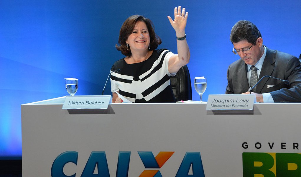 Cerimônia de posse da nova presidenta da Caixa, Miriam Belchior, Ela substitui Jorge Hereda, que ocupou o cargo por 4 anos. Participa da solenidade o ministro da Fazenda Joaquim Levy (Valter Campanato/Agência Brasil)