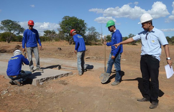 Visita ao Presídio de Pirapora. Presos trabalham nas reformas, construção da passarela de vigia e assitem aula. Cela íntima e antigos mourões que serviam de cerca no presídio e foram substituídos por um muro contruído pelos presos.
Visita ao terreno onde