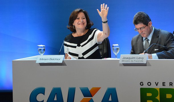Cerimônia de posse da nova presidenta da Caixa, Miriam Belchior, Ela substitui Jorge Hereda, que ocupou o cargo por 4 anos. Participa da solenidade o ministro da Fazenda Joaquim Levy (Valter Campanato/Agência Brasil)