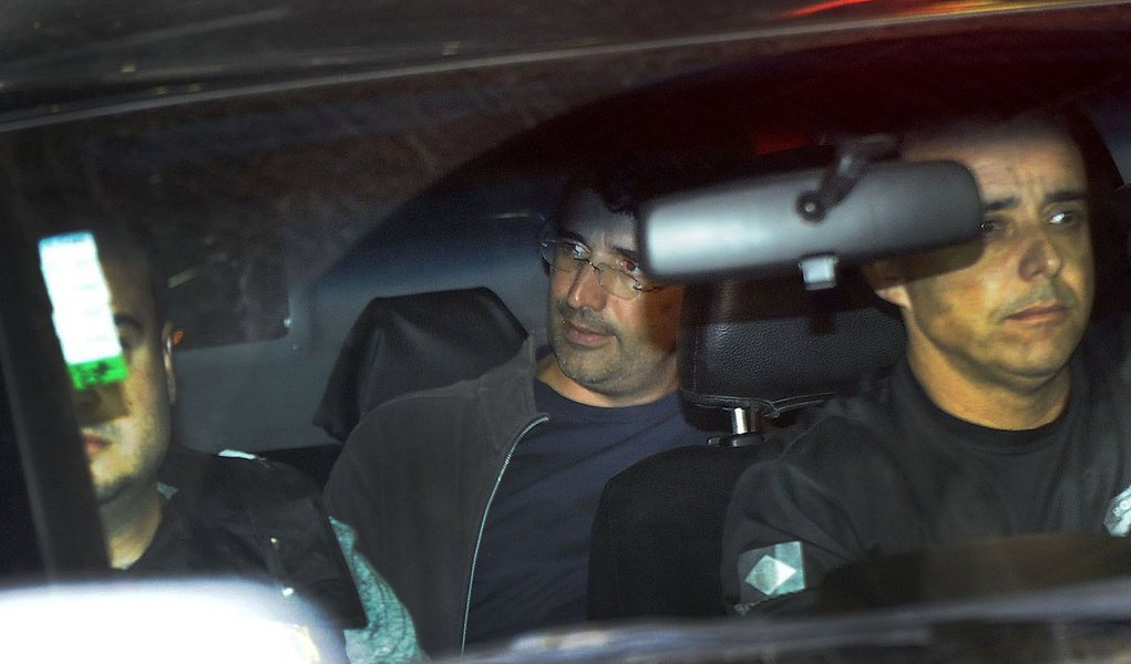 Rio de Janeiro - O banqueiro Andr� Esteves deixa sede da Pol�cia Federal na Pra�a Mau� em dire��o ao Pres�dio Ary Franco (Fernando Fraz�o/Ag�ncia Brasil)