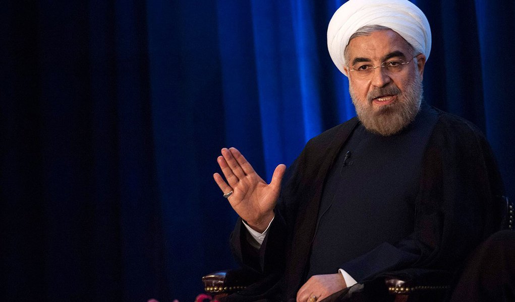 Iran's President Hassan Rohani speaks with Asia Society President and CEO Josette Sheeran during an event hosted by the Council on Foreign Relations and the Asia Society in New York, September 26, 2013.  REUTERS/Keith Bedford (UNITED STATES - Tags: POLITI