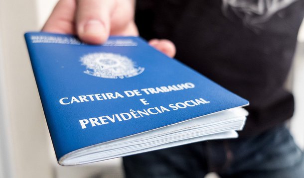 O MPT-RJ (Ministério Público do Trabalho no Rio de Janeiro) entrou com ação civil pública pedindo que todos os selecionados para o programa de trabalho voluntário da Fifa para a Copa do Mundo sejam contratados com carteira de trabalho assinada.