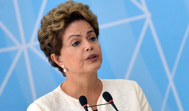 Brasília - A presidenta Dilma Rousseff participa da cerimônia de anúncio dos critérios de outorgas de radiodifusão AM para FM, no Palácio do Planalto (José Cruz/Agência Brasil)