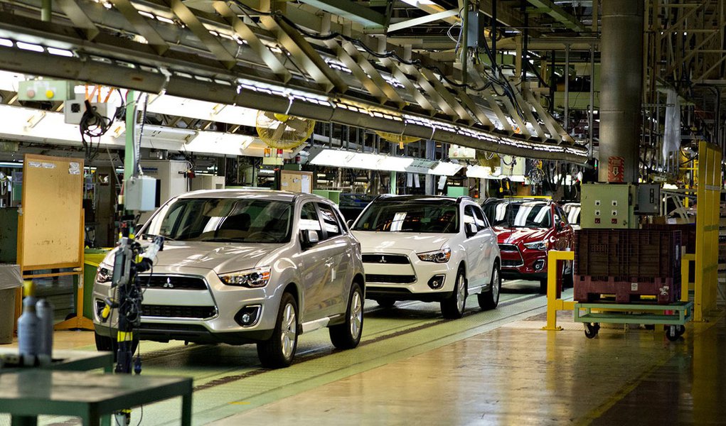 Pre-production 2013 Mitsubishi Outlander Sports travel on the assembly line at the Mitsubishi Motors North America manufacturing facility in Normal, Illinois, U.S., on Tuesday, July 17, 2012. Photographer: Daniel Acker