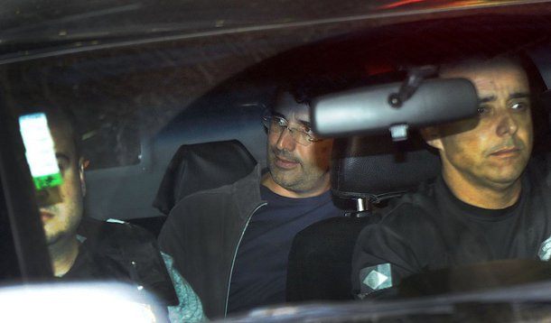 Rio de Janeiro - O banqueiro Andr� Esteves deixa sede da Pol�cia Federal na Pra�a Mau� em dire��o ao Pres�dio Ary Franco (Fernando Fraz�o/Ag�ncia Brasil)