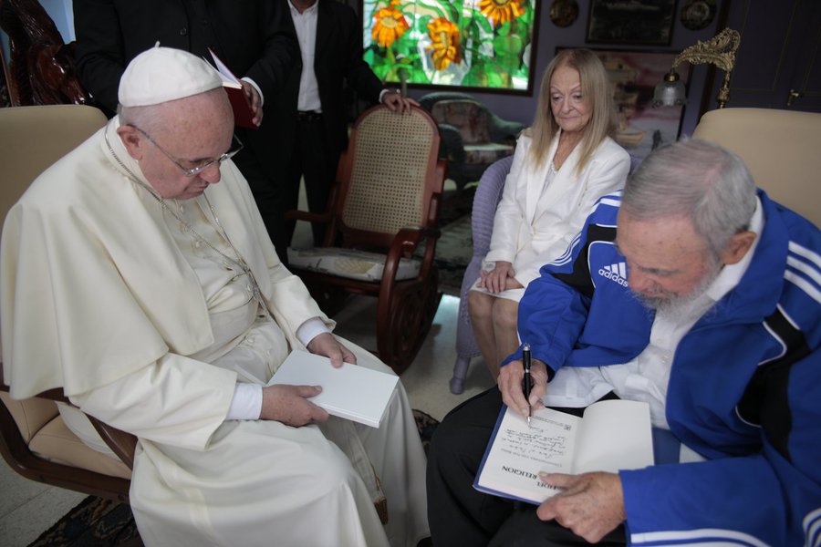 21/09/15- Havana- Cuba- Papa Francisco e ex-presidente cubano Fidel Castro se encontraram em Havana, com a presença da esposa do líder cubano, Dalia Soto del Valle.