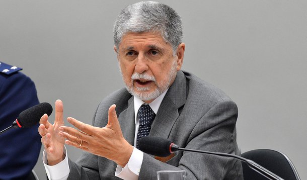 O ministro da Defesa, Celso Amorim, fala em audiência nas comissões de Relações Exteriores e de Defesa Nacional; e de Fiscalização Financeira e Controle, sobre a compra de 36 caças suecos (Wilson Dias/Agência Brasil)