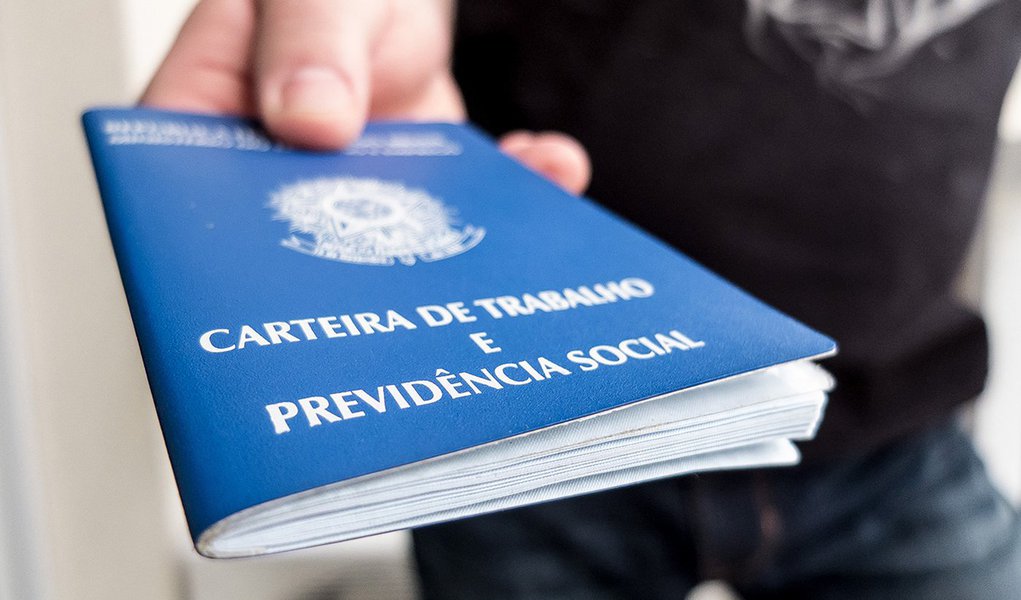 O MPT-RJ (Ministério Público do Trabalho no Rio de Janeiro) entrou com ação civil pública pedindo que todos os selecionados para o programa de trabalho voluntário da Fifa para a Copa do Mundo sejam contratados com carteira de trabalho assinada.