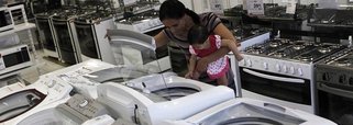 Vendas no varejo brasileiro caem 0,9% em agosto e setor caminha para pior ano desde 2003