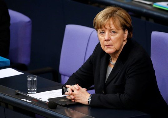 Chanceler da Alemanha, Angela Merkel, durante sessão parlamentar, em Berlim. 13/01/2016 REUTERS/Fabrizio Bensch