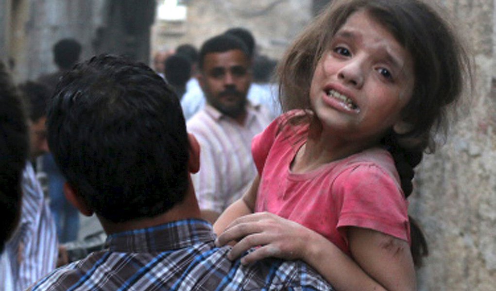Menina ferida durante confronto na SÃ­ria.   07/06/2015   REUTERS/Abdalrhman Ismail