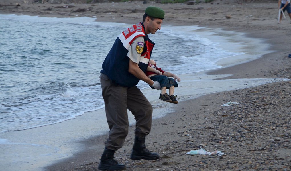 Soldado turco carregando corpo de menino morto em Bodrum, na Turquia. 02/09/2015 REUTERS/Nilufer Demir