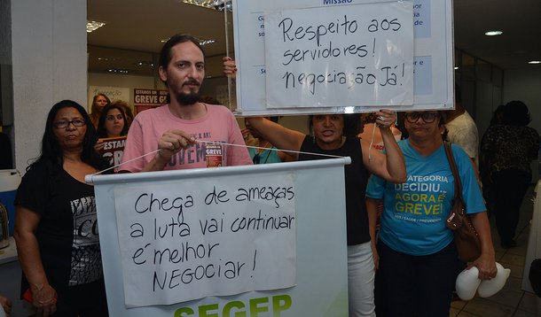 Servidores em greve do Instituto Nacional do Seguro Social (INSS) ocupam sede da repartição no Setor Comercial Norte, em Brasília (Valter Campanato/Agência Brasil)
