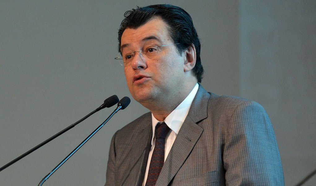 O ministro de Minas e Energia, Eduardo Braga, abre o seminário: A Energia para o Brasil Crescer é Livre, que debate o desenvolvimento sustentável do Brasil e a expansão do setor elétrico (Elza Fiuza /Agência Brasil)
