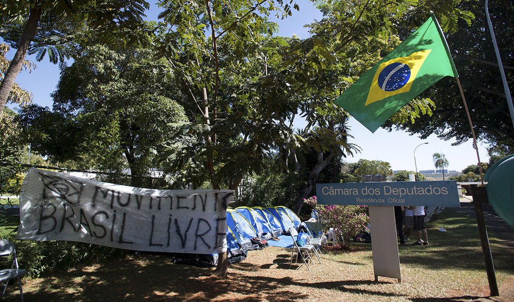 Manifestantes do Movimento Brasil Livre acampa em frente à residência oficial do presidente da Câmara dos Deputados, Eduardo Cunha, e pedem o impeachment da presidenta Dilma Rousseff (Marcelo Camargo/Agência Brasil)