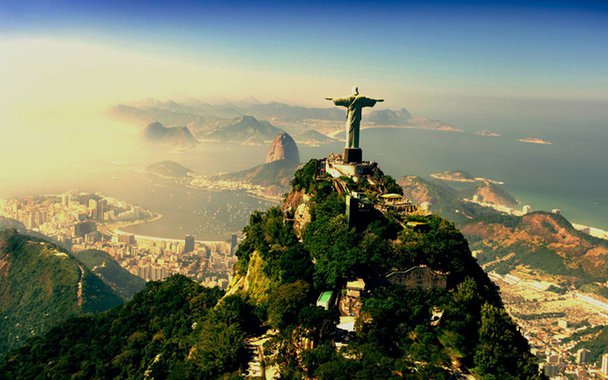 No Rio de Janeiro, o Cristo Redentor à luz do amanhecer