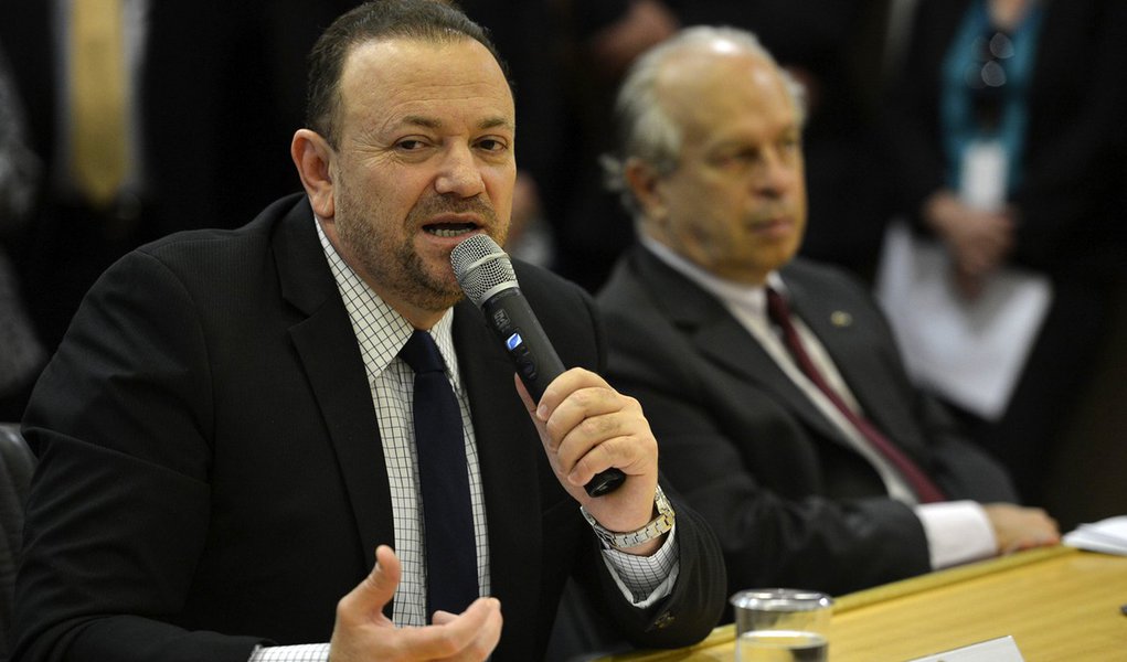 Os ministros, da Secretaria de Comunica��o Social, Edinho Silva, e da Educa��o, Renato Janine,durante assinatura de acordo para implanta��o dos canais de TV digital do Poder Executivo (Jos� Cruz/Ag�ncia Brasil)
